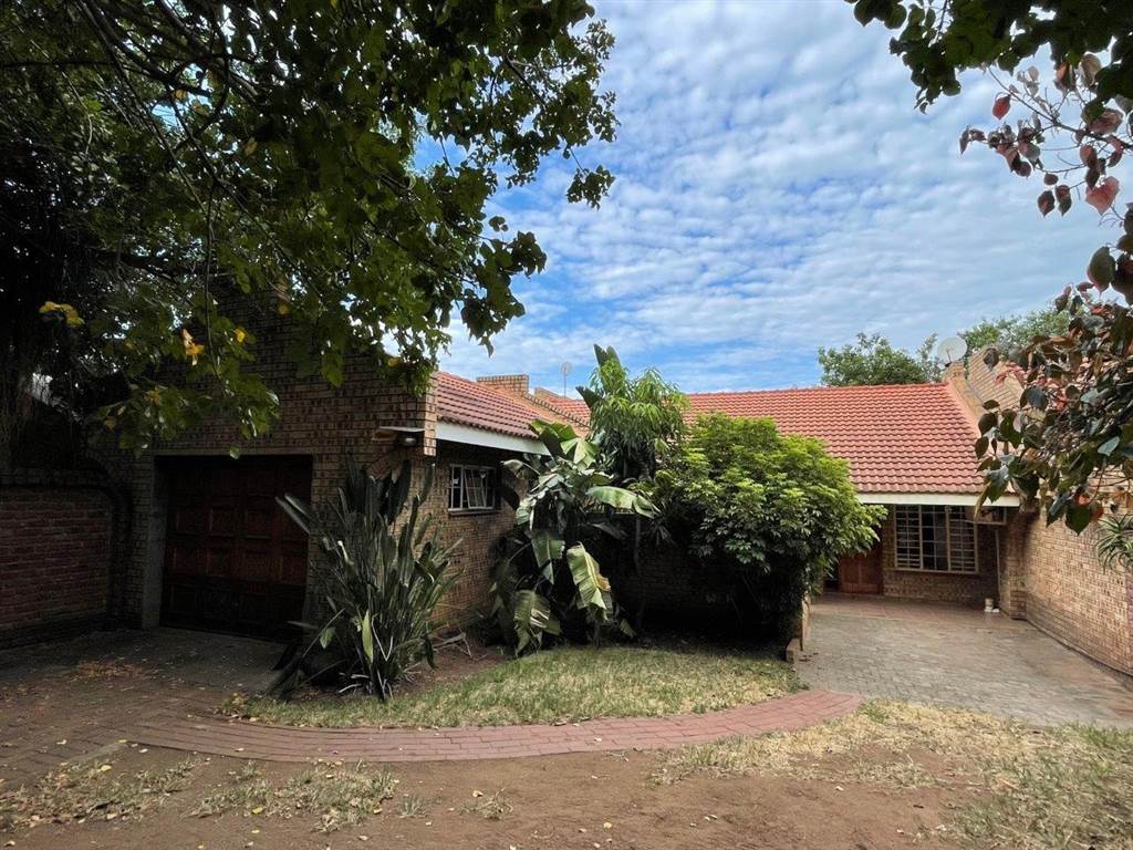 2 Bed Townhouse in Hoedspruit photo number 1
