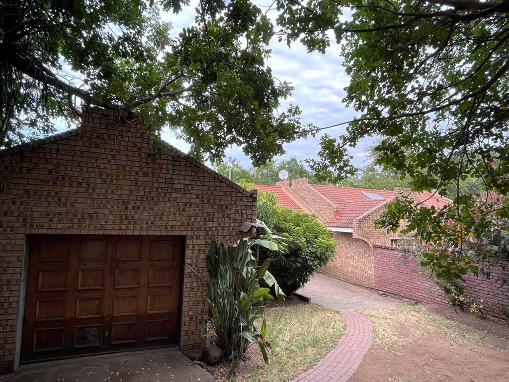 2 Bed Townhouse in Hoedspruit photo number 3