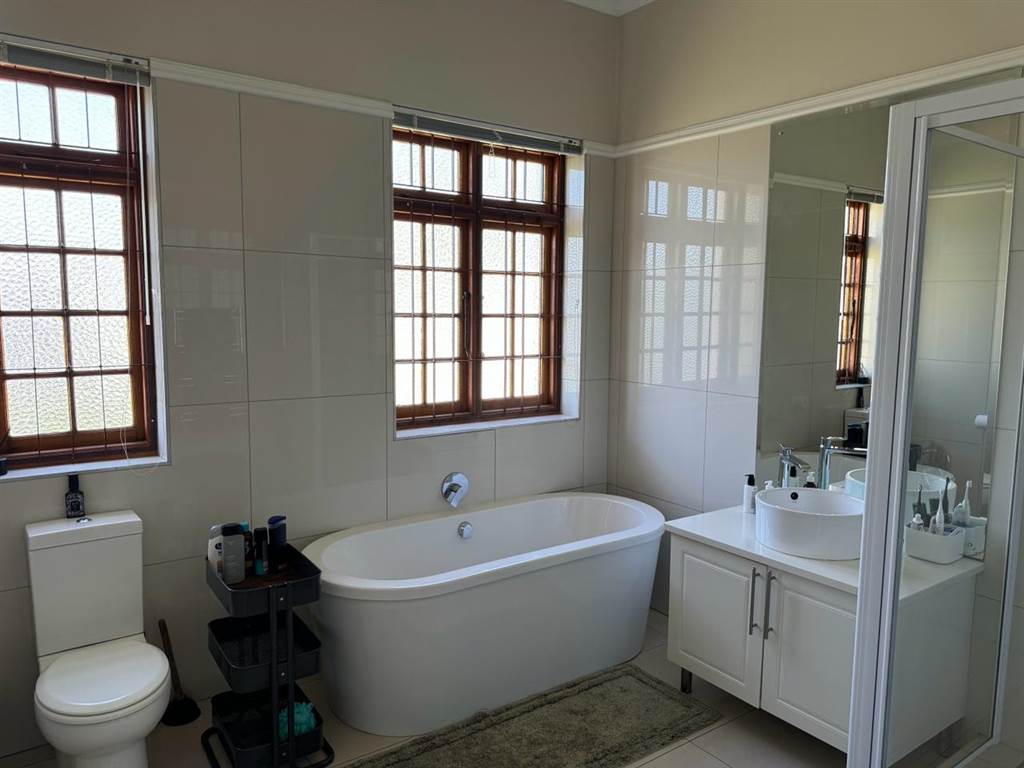4 Bed House in Graaff Reinet photo number 12