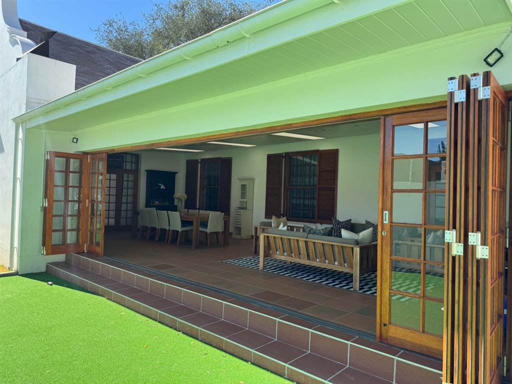 4 Bed House in Graaff Reinet photo number 3