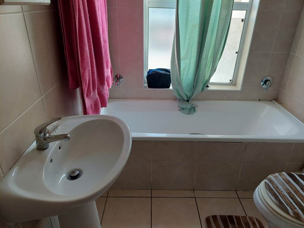2 Bed Apartment in Rome photo number 17