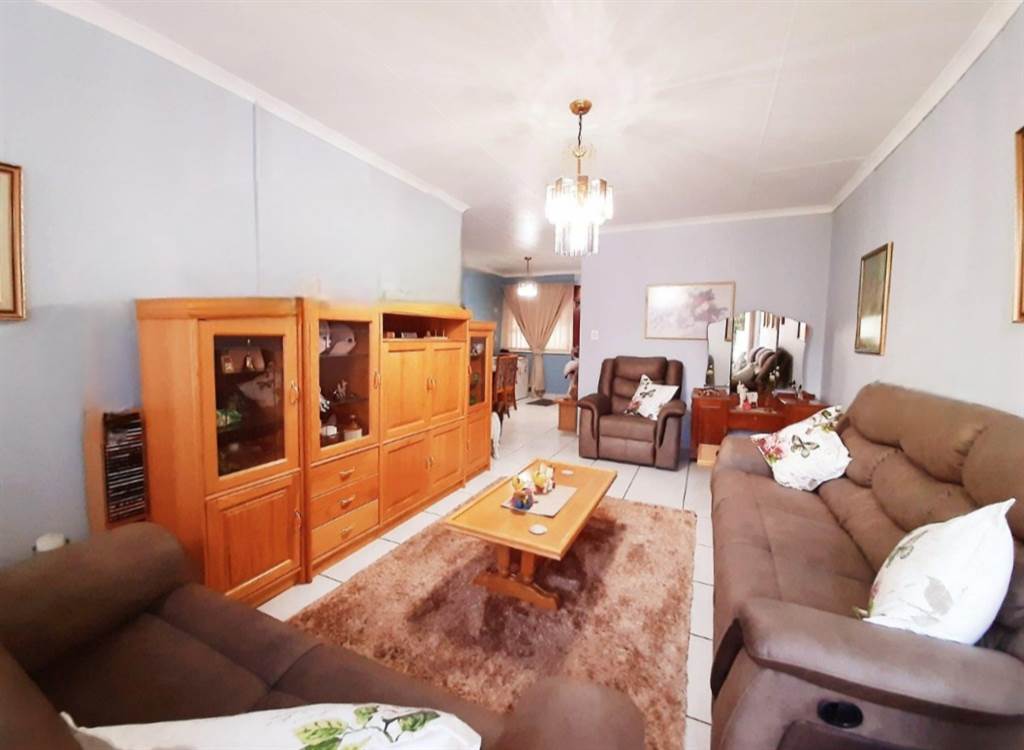 3 Bed Townhouse in Sasolburg photo number 17