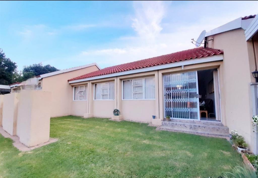 3 Bed Townhouse in Sasolburg photo number 1