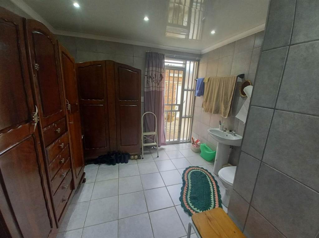 5 Bed House in Wilkoppies photo number 15
