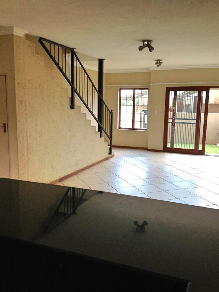 2 Bed Townhouse in Zwartkop photo number 7