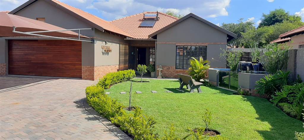 4 Bed House in Waterkloof East photo number 1