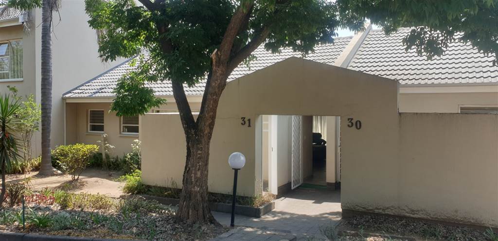 3 Bed Townhouse in Fourways Gardens photo number 1