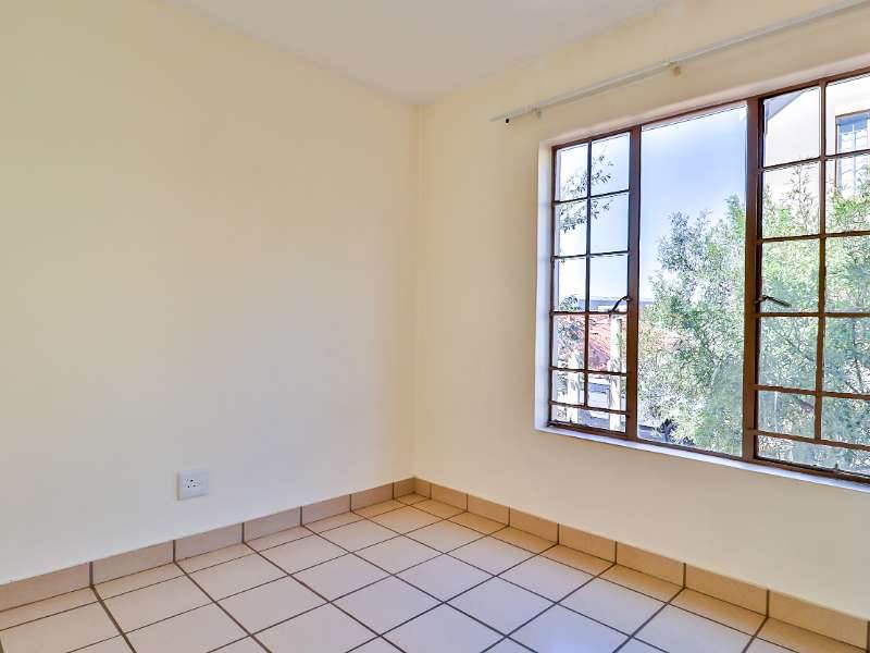 2 Bed Apartment in Benoni South photo number 10