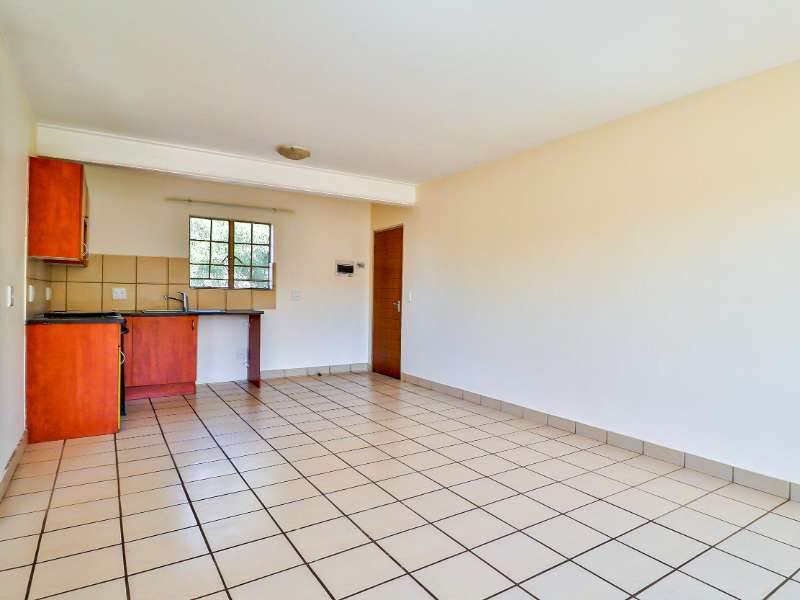 2 Bed Apartment in Benoni South photo number 3