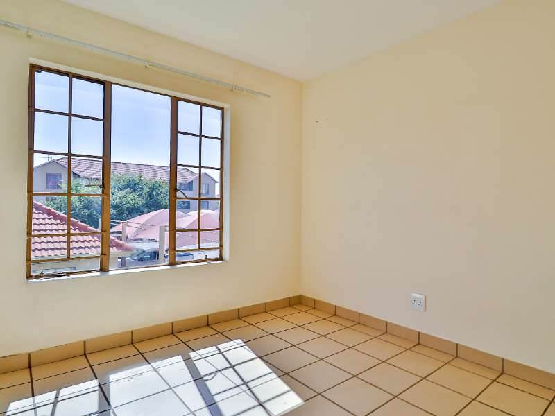 2 Bed Apartment in Benoni South photo number 6