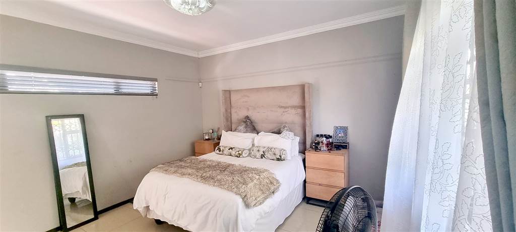 4 Bed House in Pinelands photo number 12