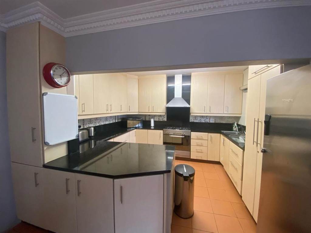 3 Bed Apartment in Sunningdale photo number 3