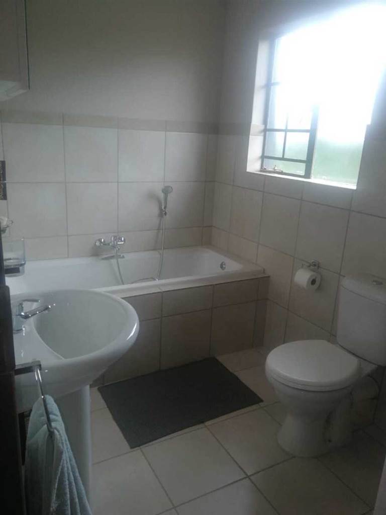 2 Bed Townhouse in Rietfontein photo number 11