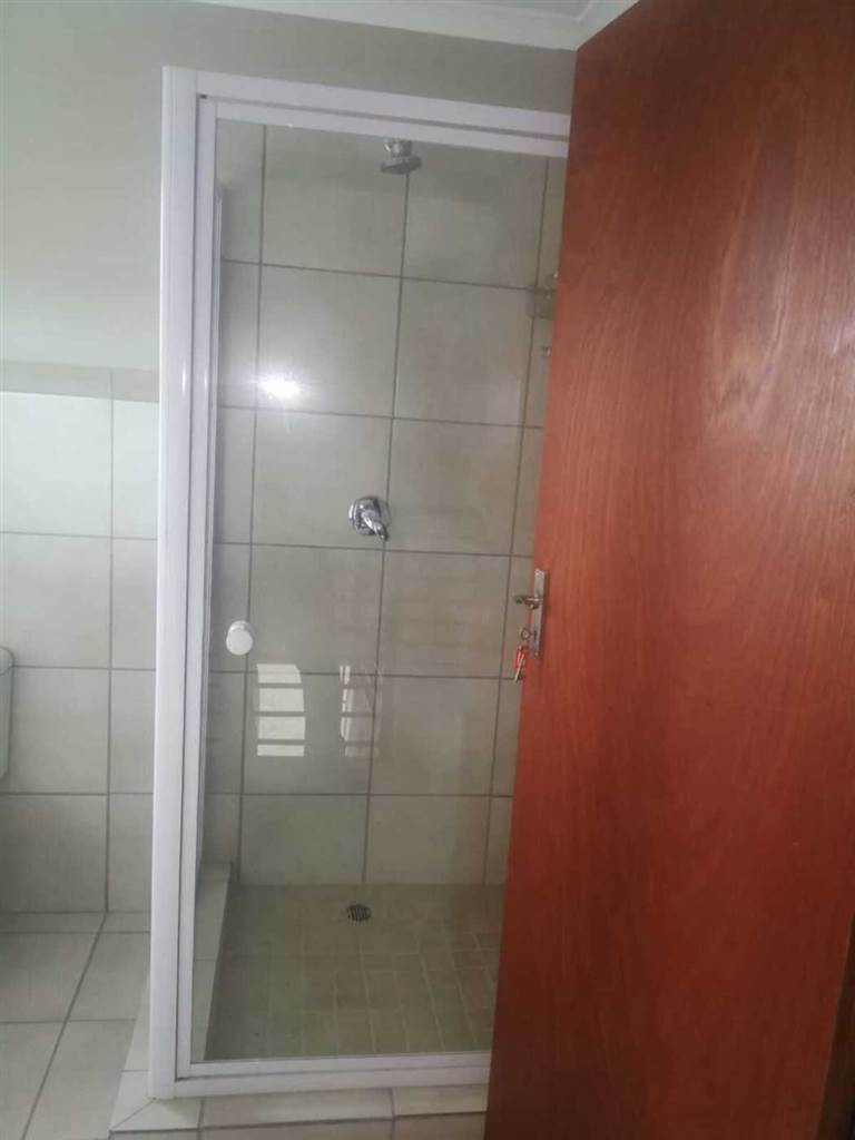 2 Bed Townhouse in Rietfontein photo number 10