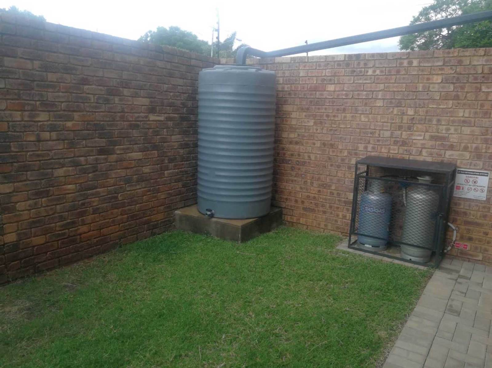 2 Bed Townhouse in Rietfontein photo number 15