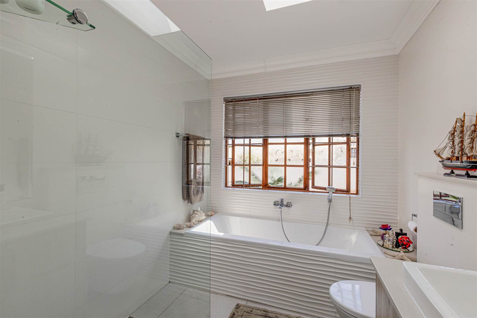 2 Bed Cluster in Lonehill photo number 17