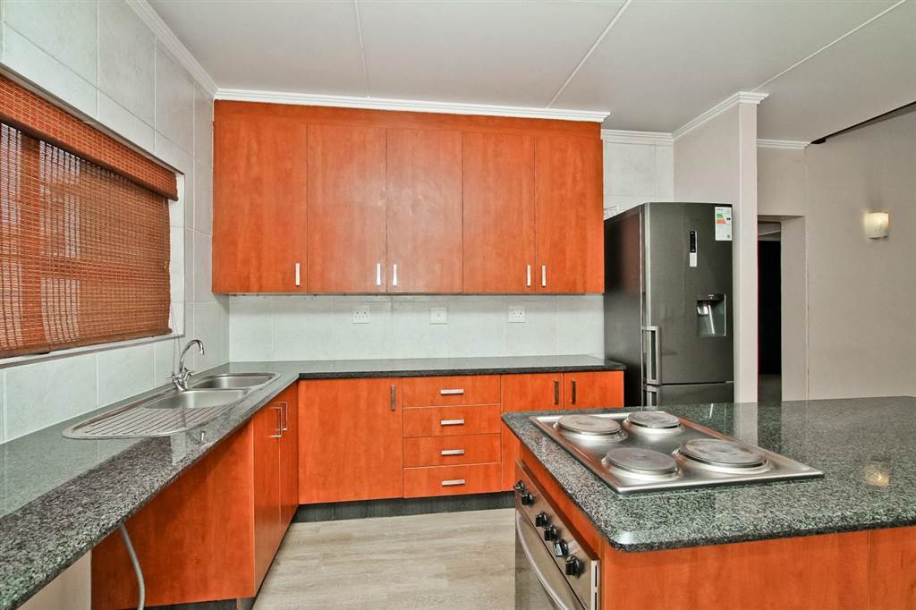 2 Bed Apartment in Sunninghill photo number 3