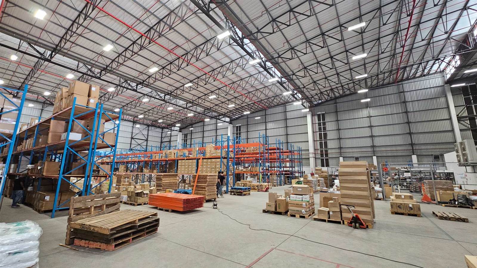3213  m² Industrial space in Airport Industria photo number 1