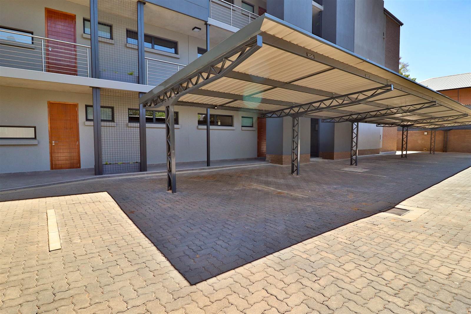 2 Bed Apartment in Waterkloof photo number 3