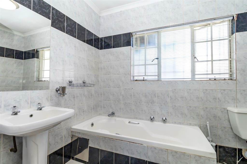 3 Bed House in Lonehill photo number 16