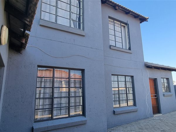 6 Bed House in Mahlasedi Park