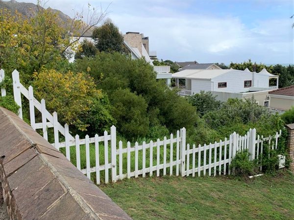 367 m² Land available in Gordons Bay Central