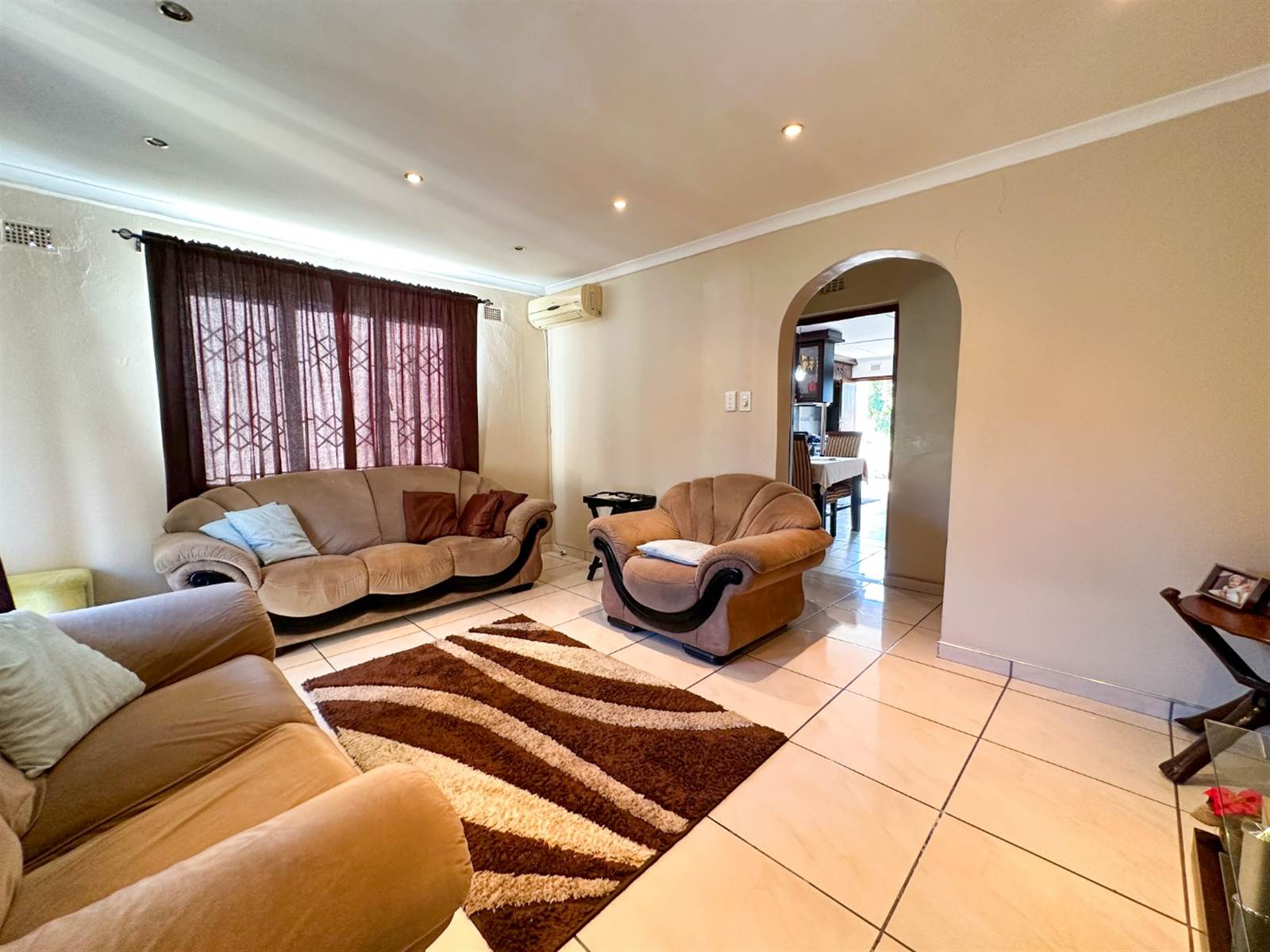 4.5 Bed House in Newlands West photo number 5