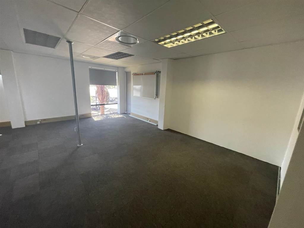 150  m² Commercial space in Ruimsig photo number 19