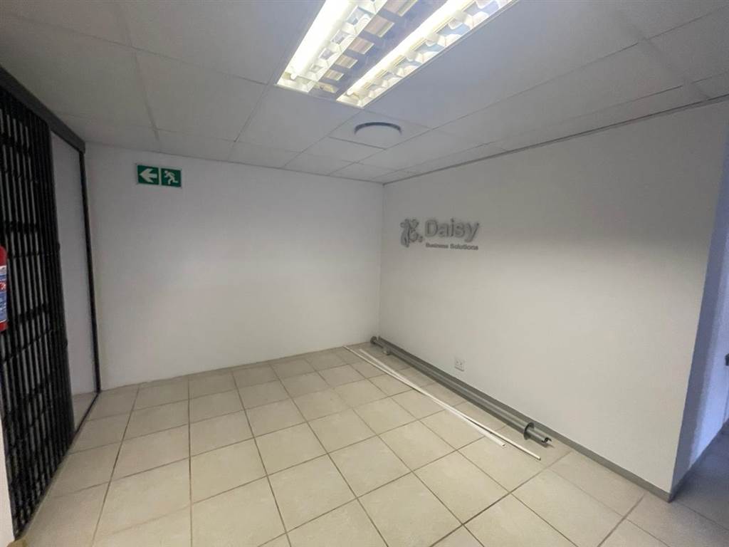 150  m² Commercial space in Ruimsig photo number 16
