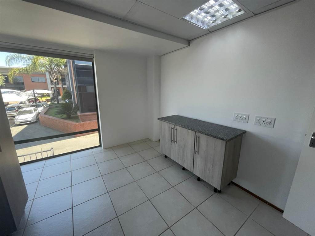 150  m² Commercial space in Ruimsig photo number 11