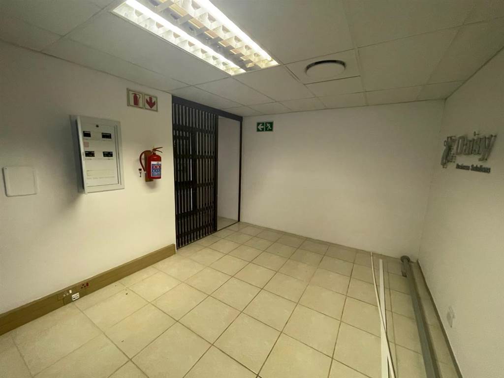 150  m² Commercial space in Ruimsig photo number 18