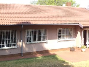 3 Bed House in Highway Gardens