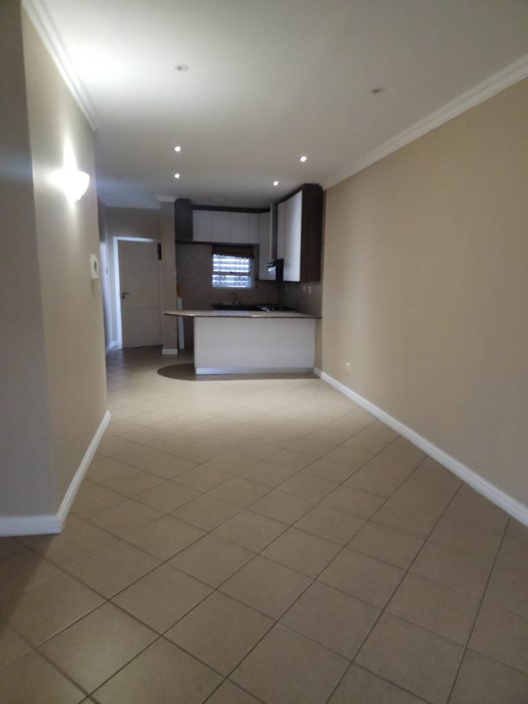 2 Bed Apartment in New Town Centre (Gateway) photo number 3