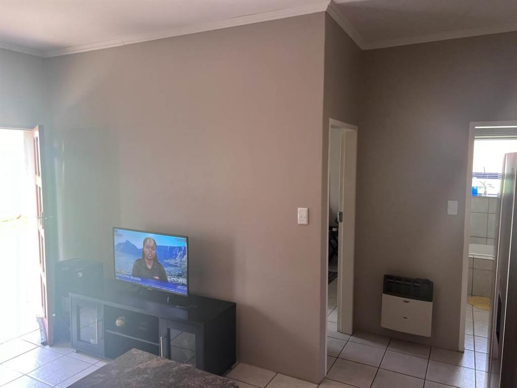 3 Bed Townhouse in Trichardt photo number 5