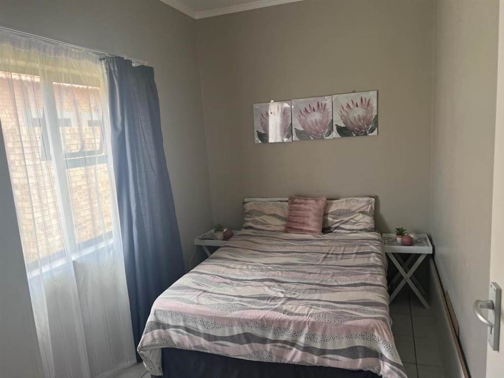 3 Bed Townhouse in Trichardt photo number 7
