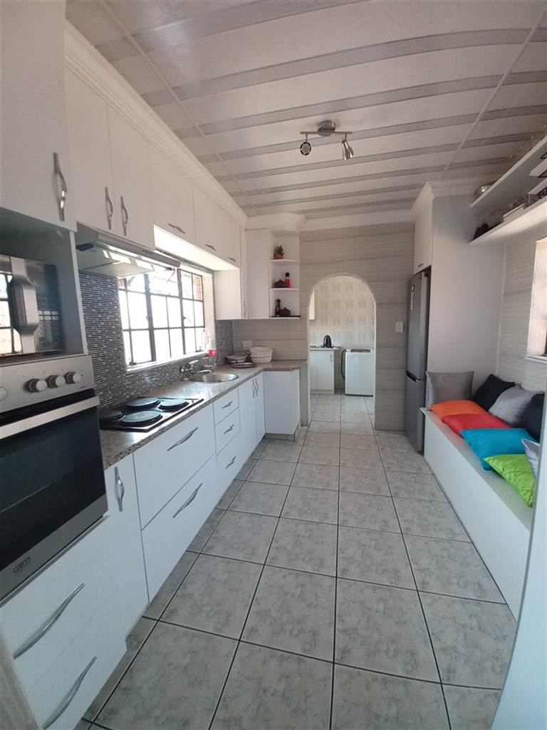 4 Bed House in Atteridgeville photo number 12