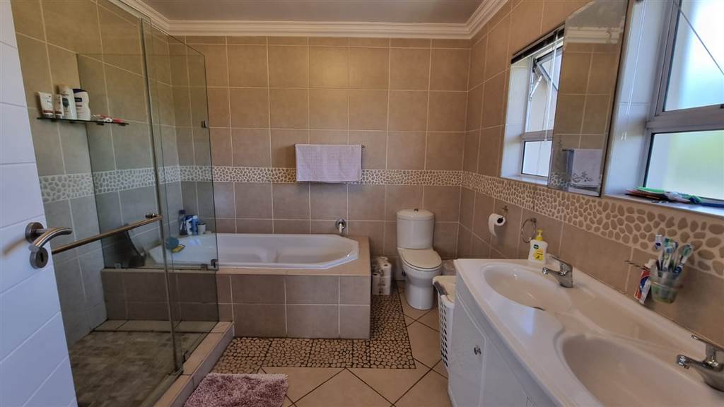 5 Bed House in Greenstone Hill photo number 10