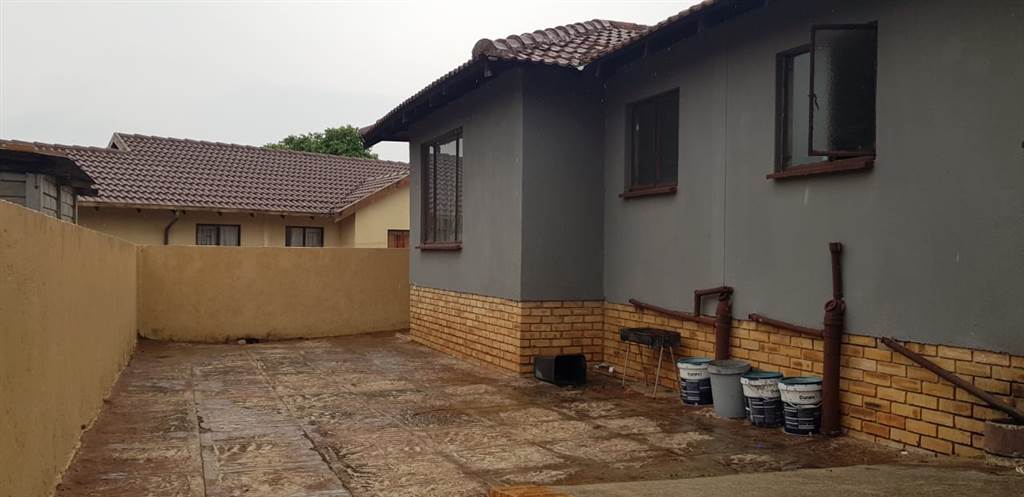 3 Bed House in Tlhabane photo number 8