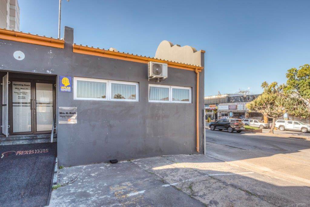 585  m² Commercial space in Uitenhage Central photo number 1