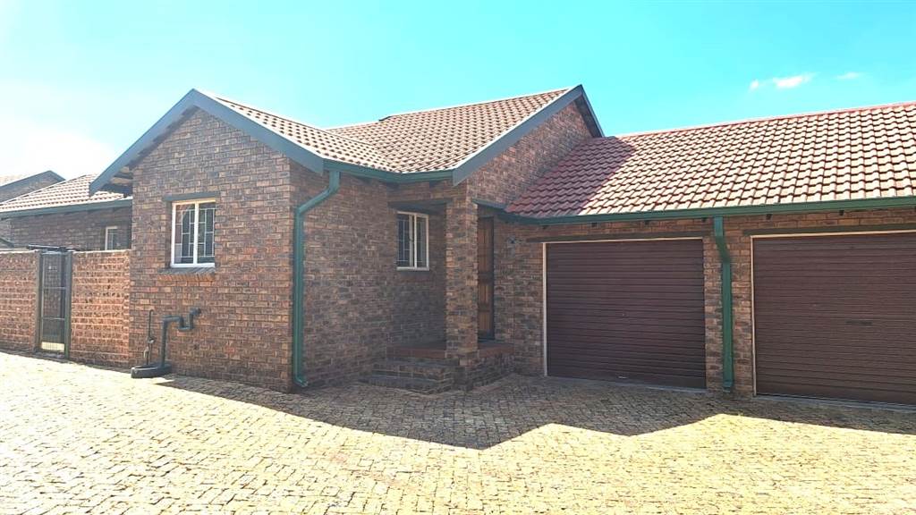 3 Bed Townhouse in Highveld photo number 14
