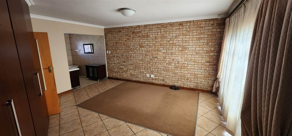 3 Bed Townhouse in Baillie Park photo number 14