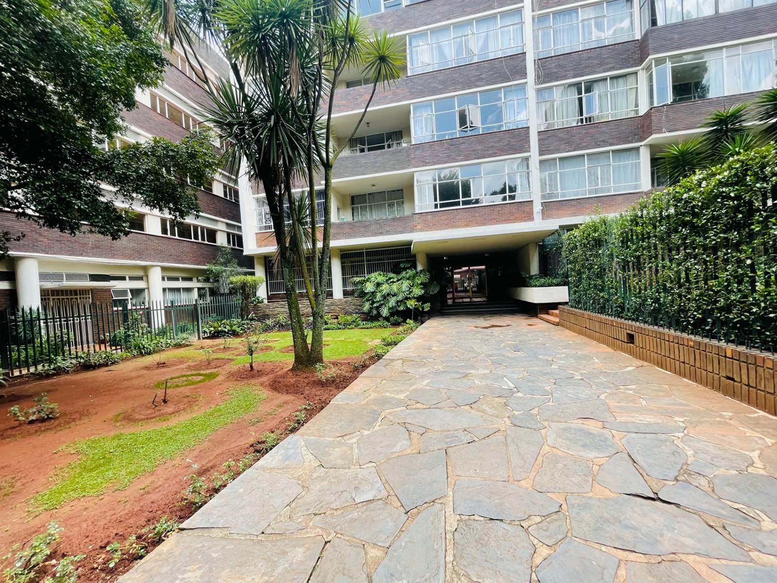 6 Bed Apartment in Parktown photo number 3