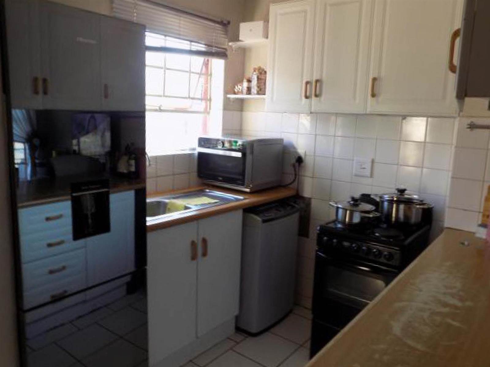 2 Bed Townhouse in Kempton Park Central photo number 8