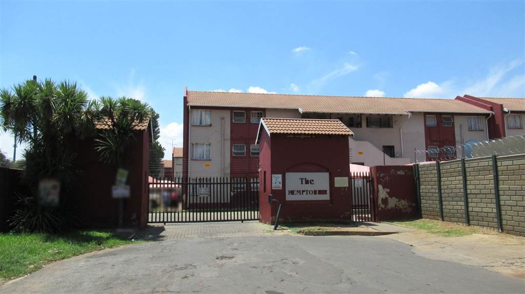 2 Bed Townhouse in Kempton Park Central photo number 4