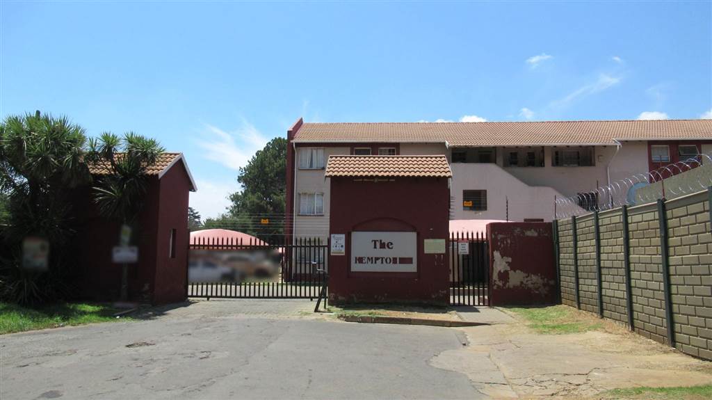 2 Bed Townhouse in Kempton Park Central photo number 3