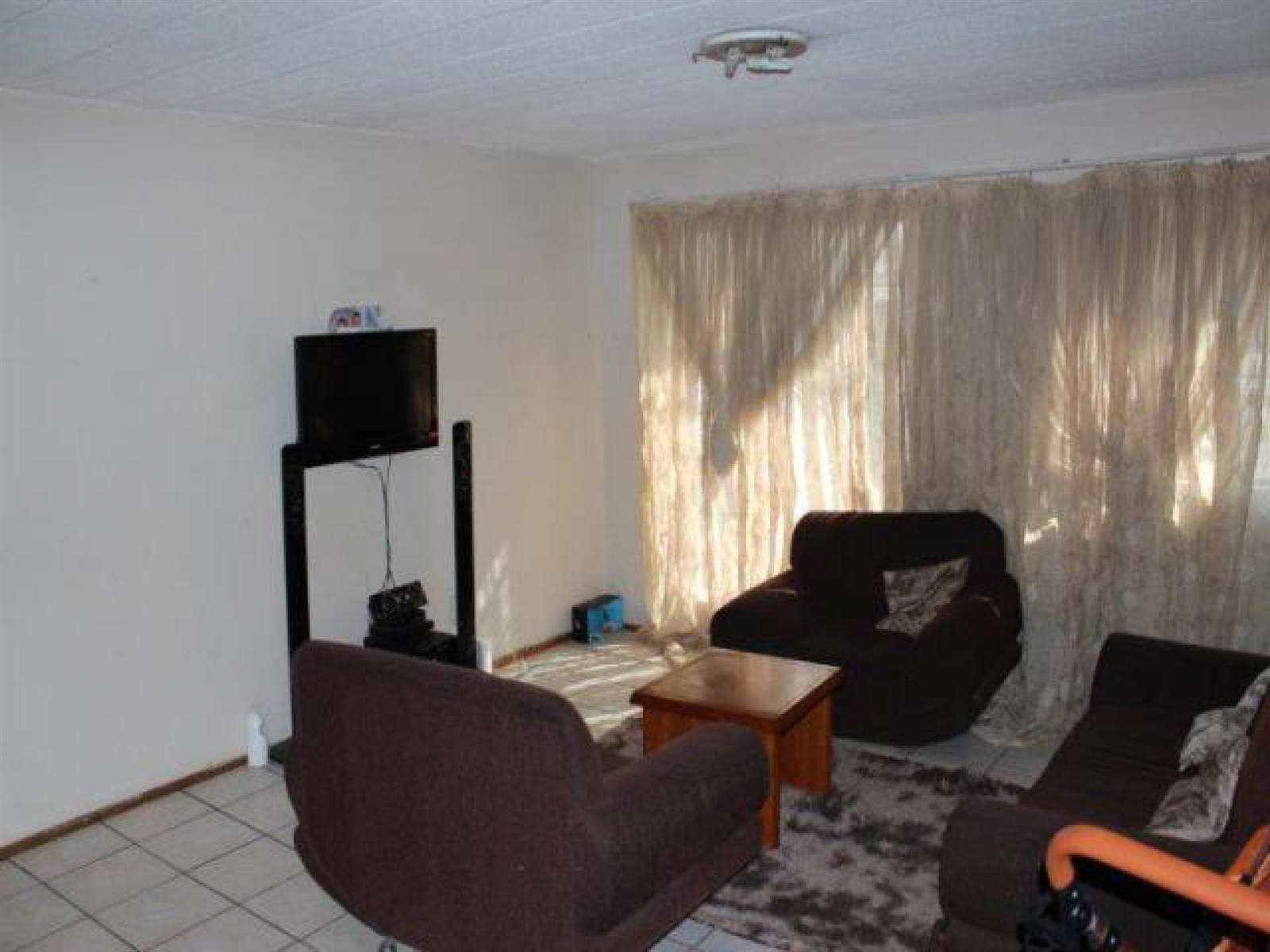 2 Bed Townhouse in Kempton Park Central photo number 9