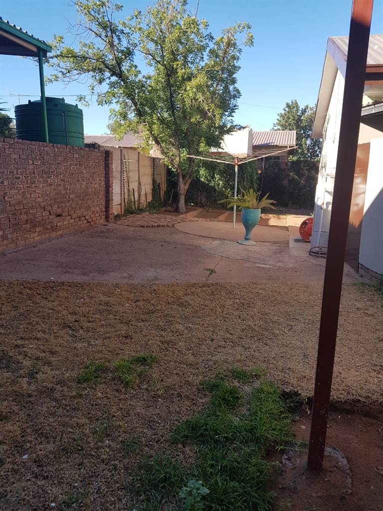 3 Bed House in Postmasburg photo number 5