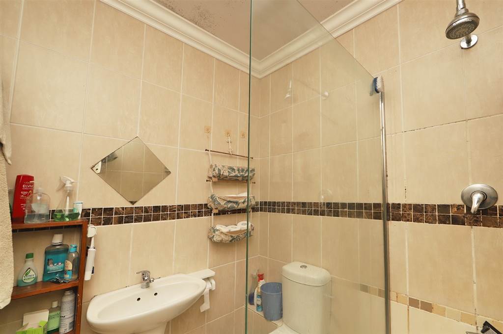 2 Bed Townhouse in Plumstead photo number 16