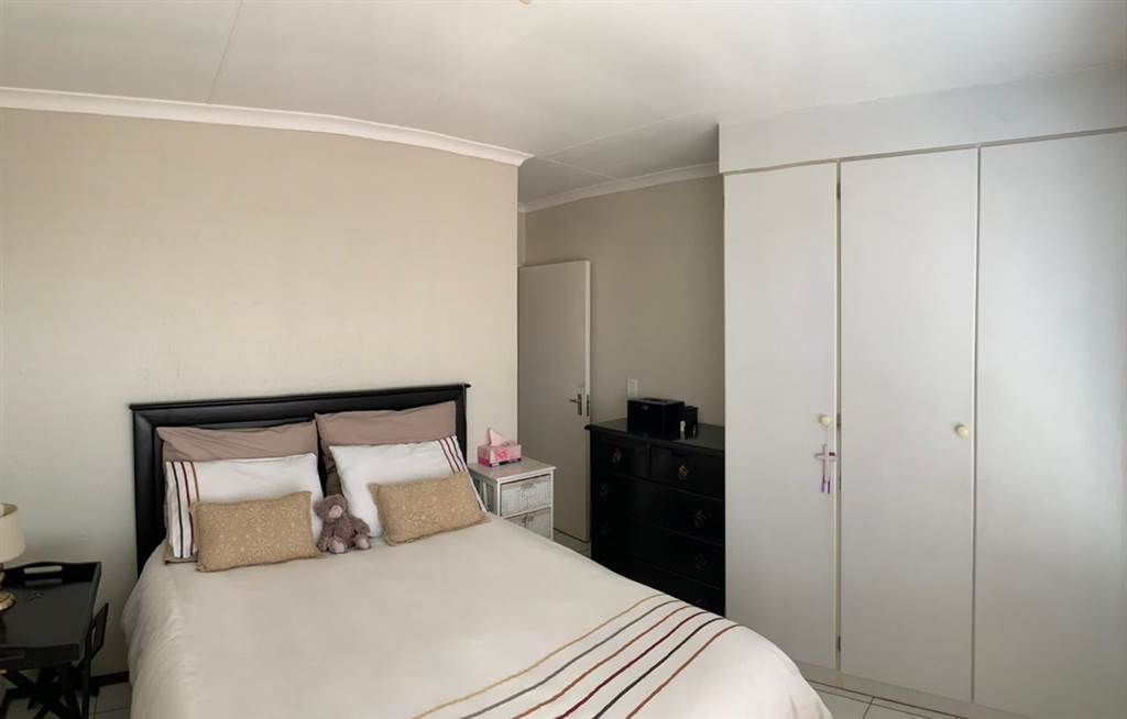 2 Bed Apartment in Heuwelsig Estate photo number 6