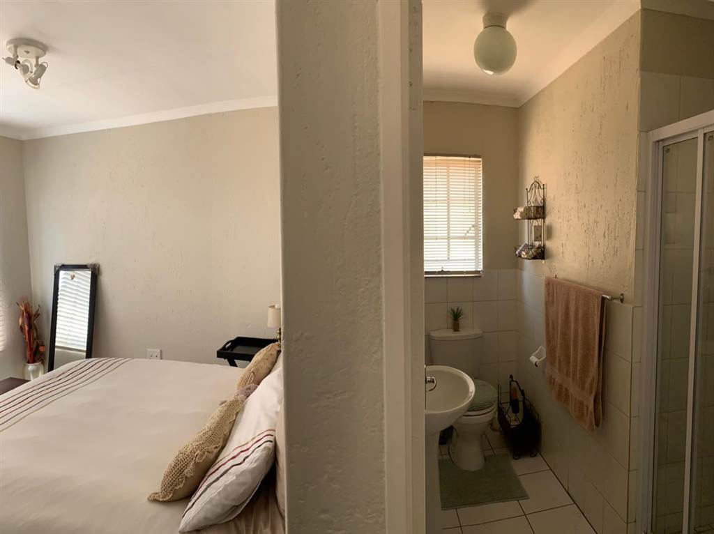 2 Bed Apartment in Heuwelsig Estate photo number 7